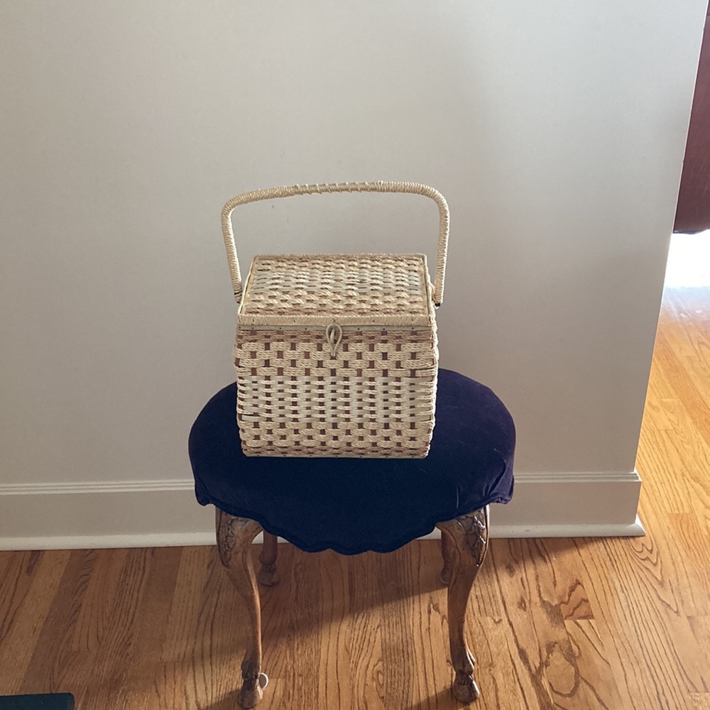 Eaton’s Vintage Sewing Basket - Picture 11 of 12